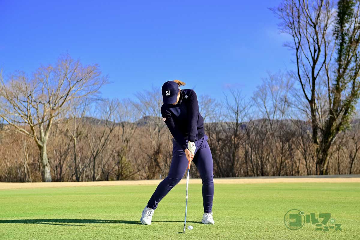 左ヒザを少し前に出すことからテークバックを始め、下半身主導でクラブを上げていく。スイング中は両手と体の距離を変えないこと。スリークオーターショットのイメージ。両手が時計9時にくるぐらいがトップ。ダウンスイングの切り返しは左ヒザを元の位置に戻すことから始める　写真:有原裕晶