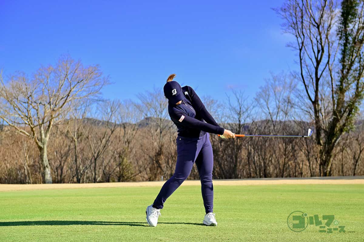 左ヒザを少し前に出すことからテークバックを始め、下半身主導でクラブを上げていく。スイング中は両手と体の距離を変えないこと。スリークオーターショットのイメージ。両手が時計9時にくるぐらいがトップ。ダウンスイングの切り返しは左ヒザを元の位置に戻すことから始める　写真:有原裕晶