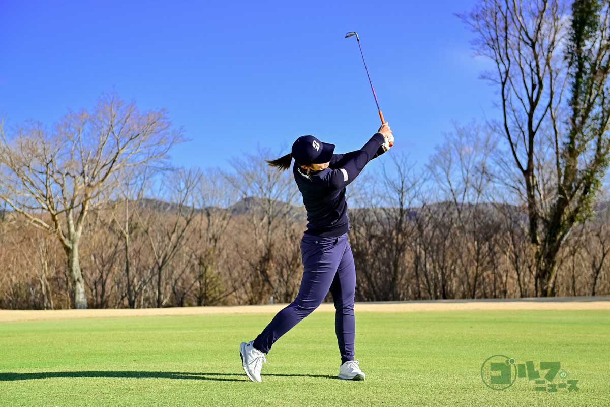 左ヒザを少し前に出すことからテークバックを始め、下半身主導でクラブを上げていく。スイング中は両手と体の距離を変えないこと。スリークオーターショットのイメージ。両手が時計9時にくるぐらいがトップ。ダウンスイングの切り返しは左ヒザを元の位置に戻すことから始める　写真:有原裕晶