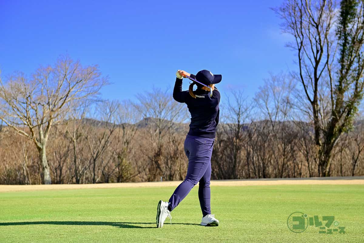 左ヒザを少し前に出すことからテークバックを始め、下半身主導でクラブを上げていく。スイング中は両手と体の距離を変えないこと。スリークオーターショットのイメージ。両手が時計9時にくるぐらいがトップ。ダウンスイングの切り返しは左ヒザを元の位置に戻すことから始める　写真:有原裕晶