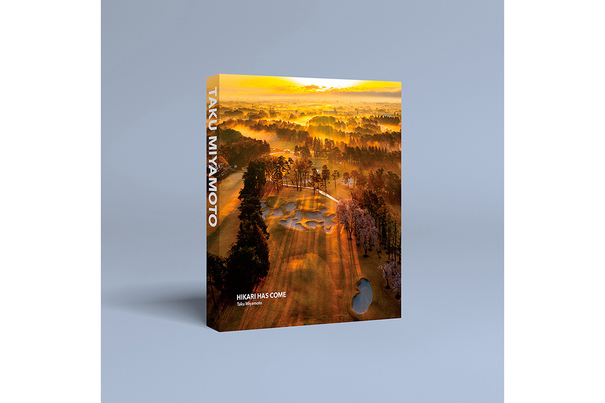 仕様は240mmスクエア判。ラスター仕上げで80ページあり、化粧箱に入っている