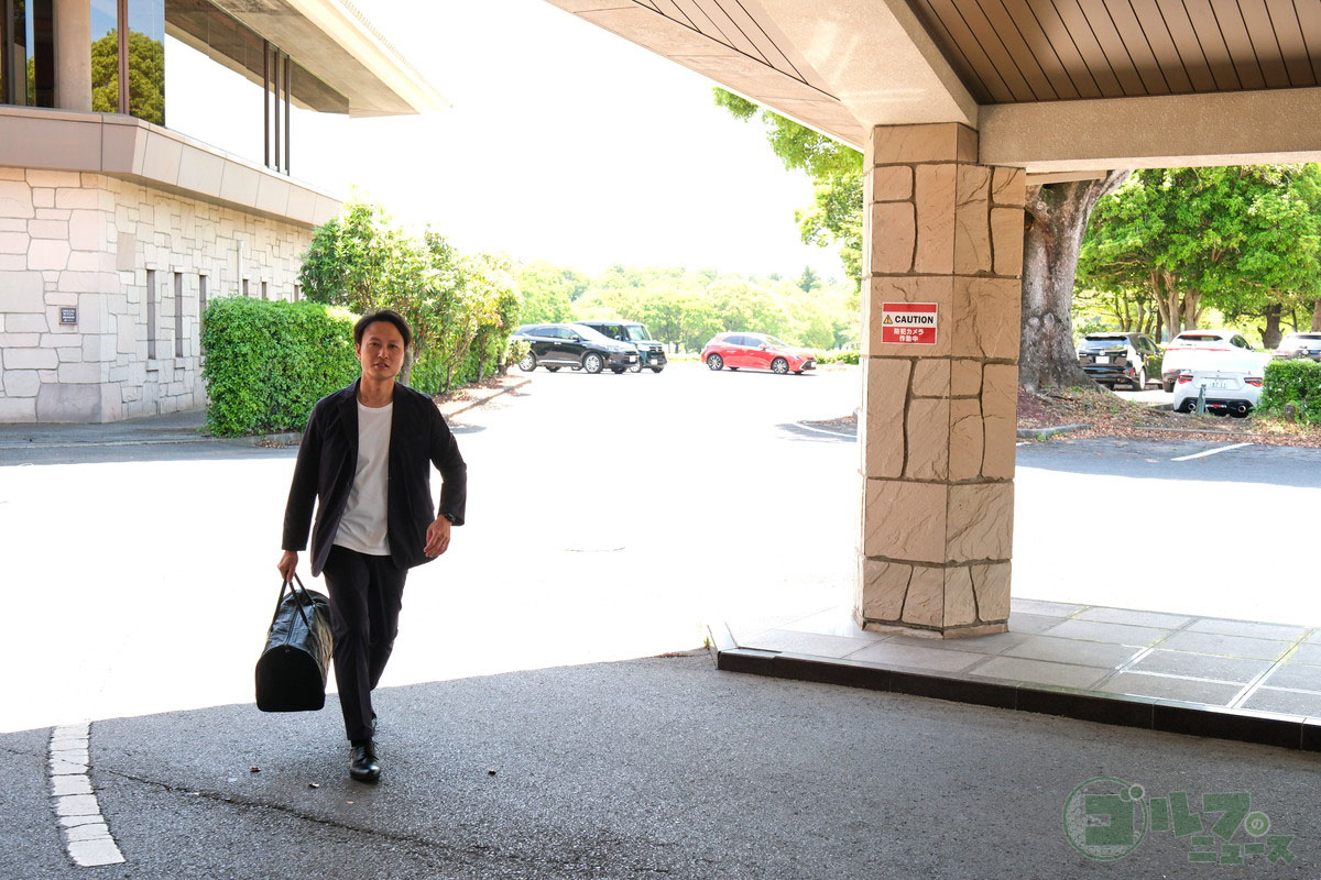 ゴルフ場の受付。ドレスコードを指定されていても、フォーマルな雰囲気にマッチする