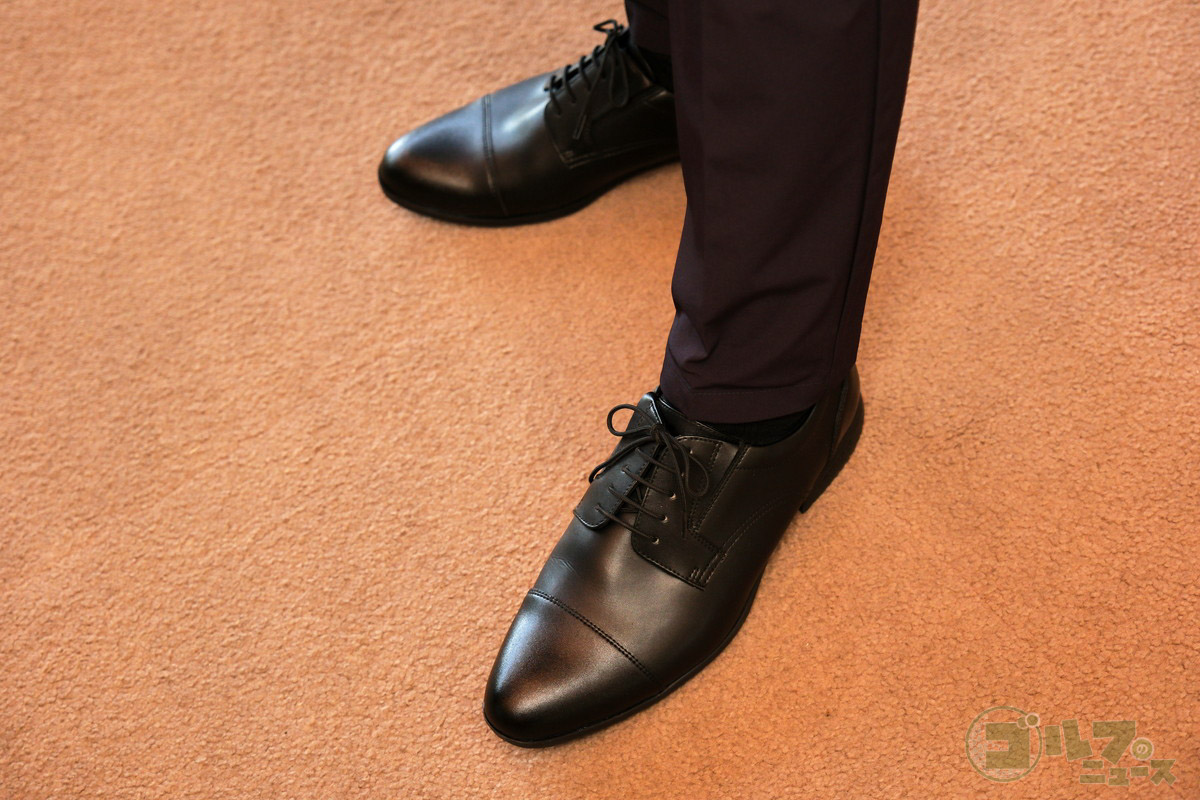 ゴルフ場の受付。ドレスコードを指定されていても、フォーマルな雰囲気にマッチする