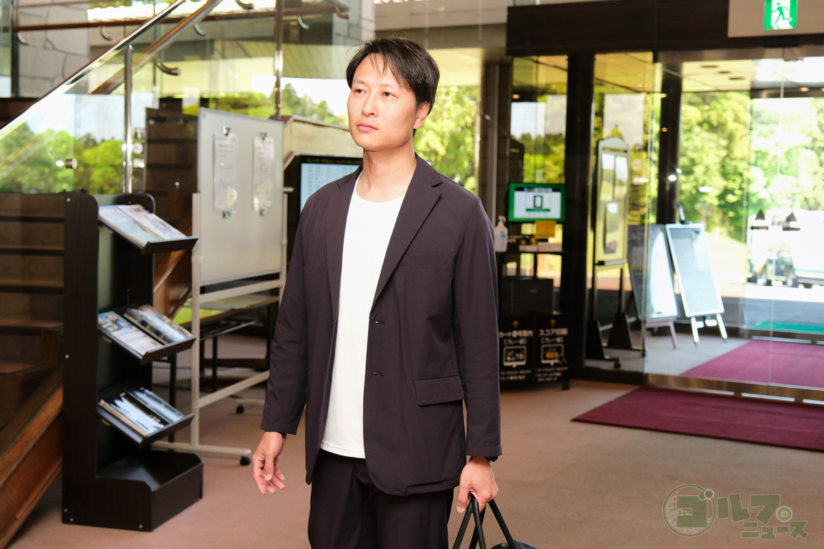 ゴルフ場の受付。ドレスコードを指定されていても、フォーマルな雰囲気にマッチする