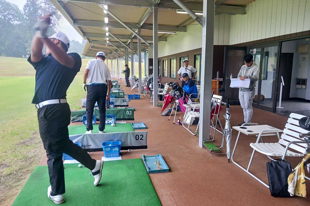 セレクション受験生のスイングを見る中嶋常幸　写真：清流舎