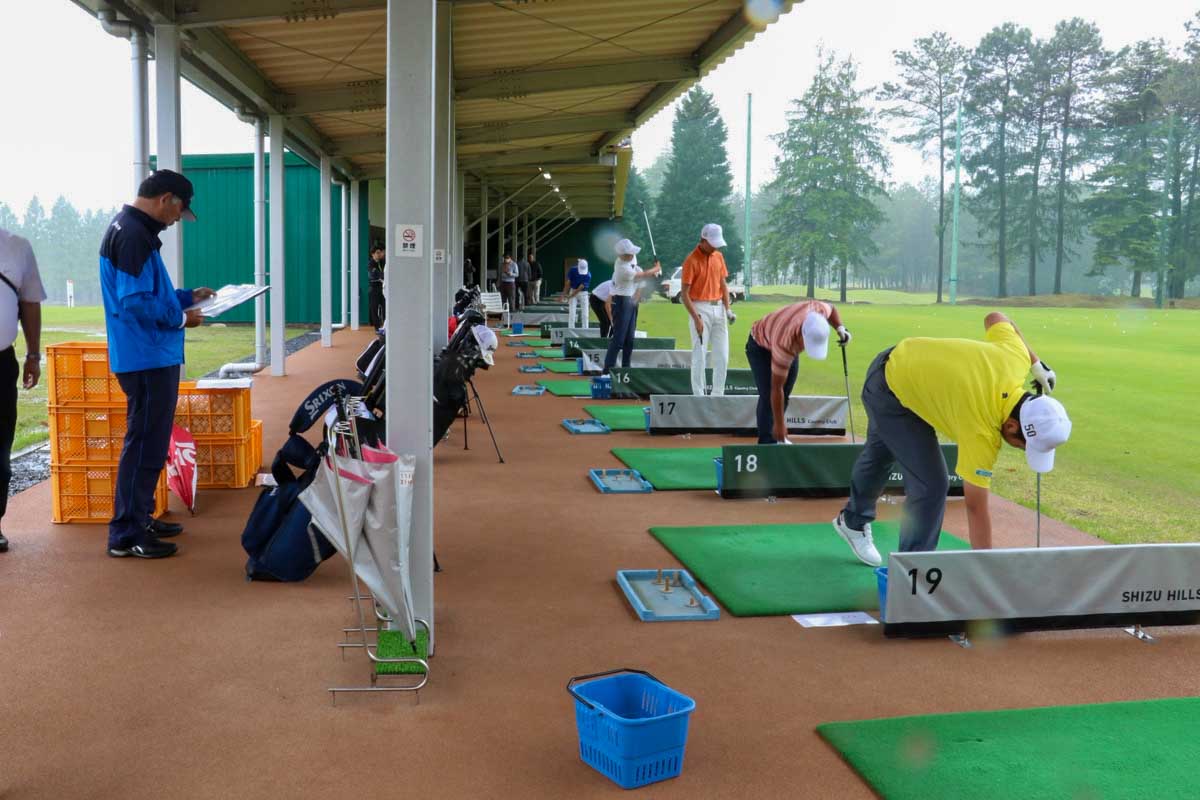 セレクション受験生のスイングを見る中嶋常幸　写真：清流舎