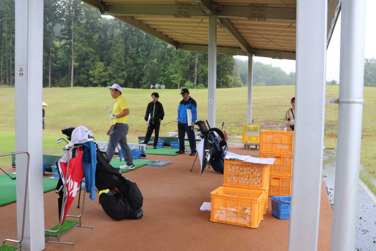 セレクション受験生のスイングを見る中嶋常幸　写真：清流舎