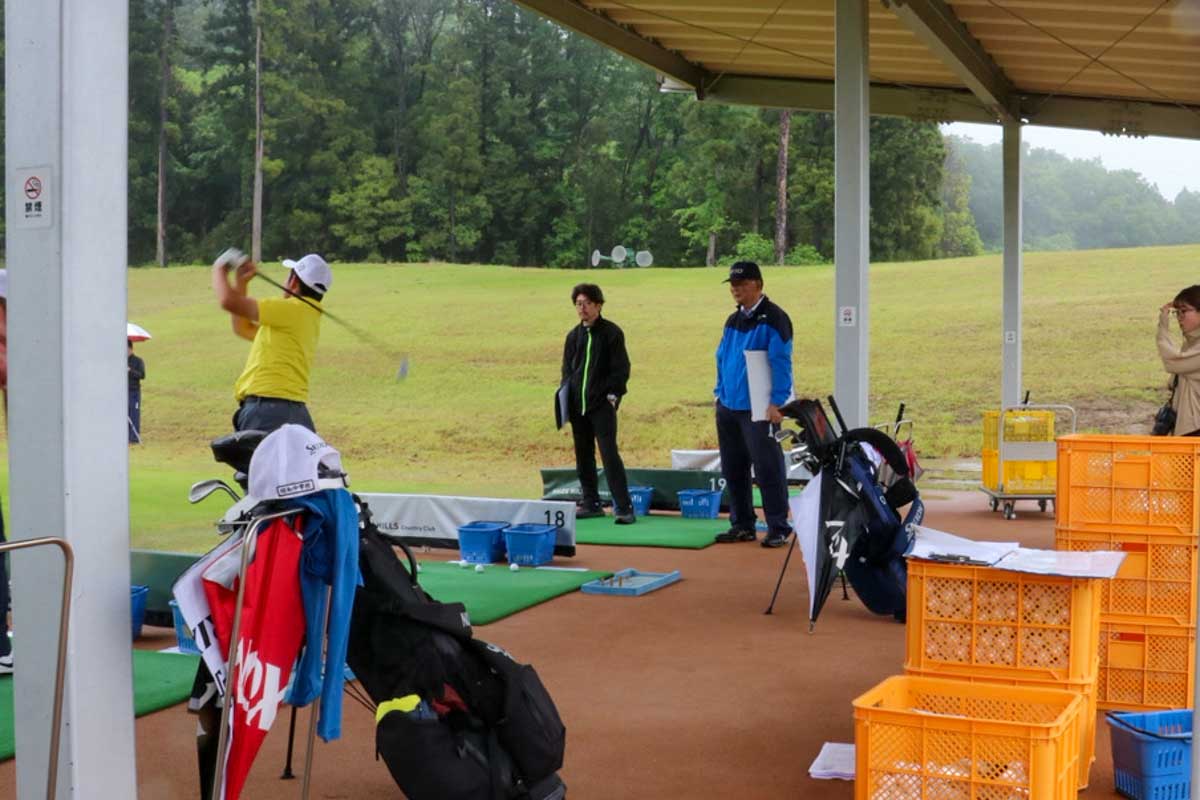 セレクション受験生のスイングを見る中嶋常幸　写真：清流舎