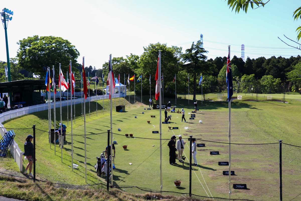 インターナショナルジャパンには25カ国の選手が参加。練習場には各国の国旗がはためいた　写真：清流舎