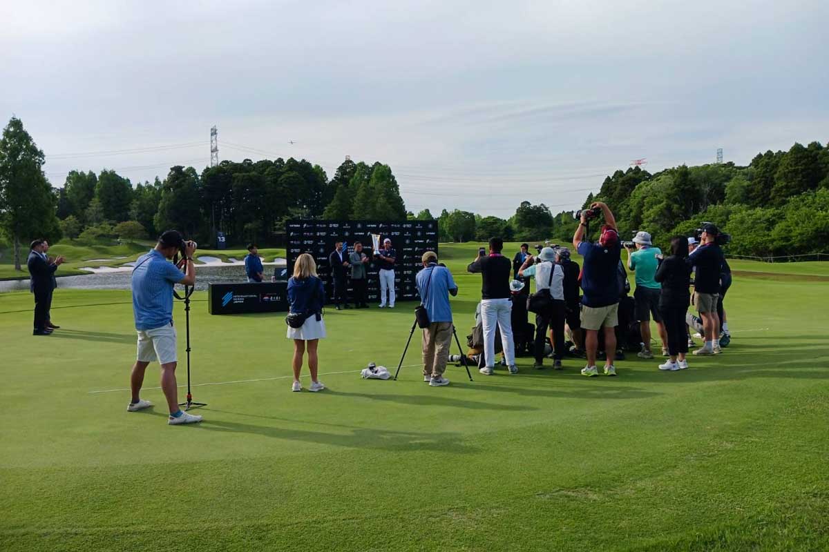 優勝したルーカス・ハーバートを取り囲む報道陣も心なしかさびしかった　写真：清流舎