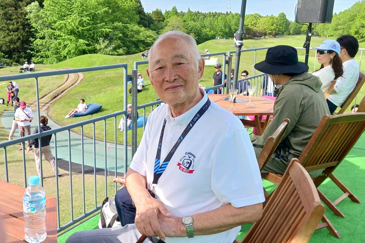 カレドニアンGCの早川治良会長は18番グリーン奥で優勝の瞬間を見守っていた　写真：清流舎