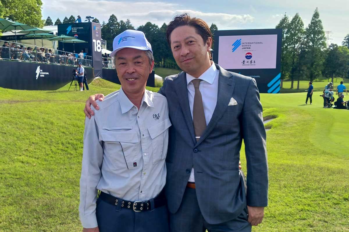 大会を無事終えた渋谷康治社長（右）と石井浩貴グリーンキーパーは満足気な笑み　写真：清流舎