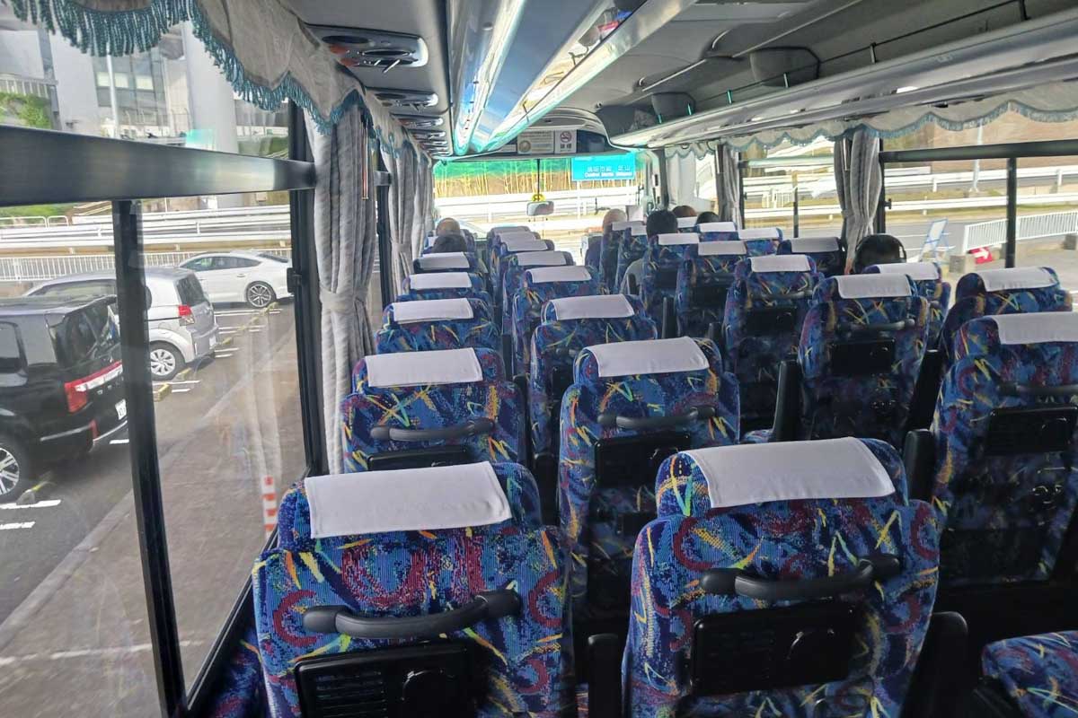 最終日にもかかわらず、成田空港発の無料ギャラリーバスはガラガラだった　写真：清流舎