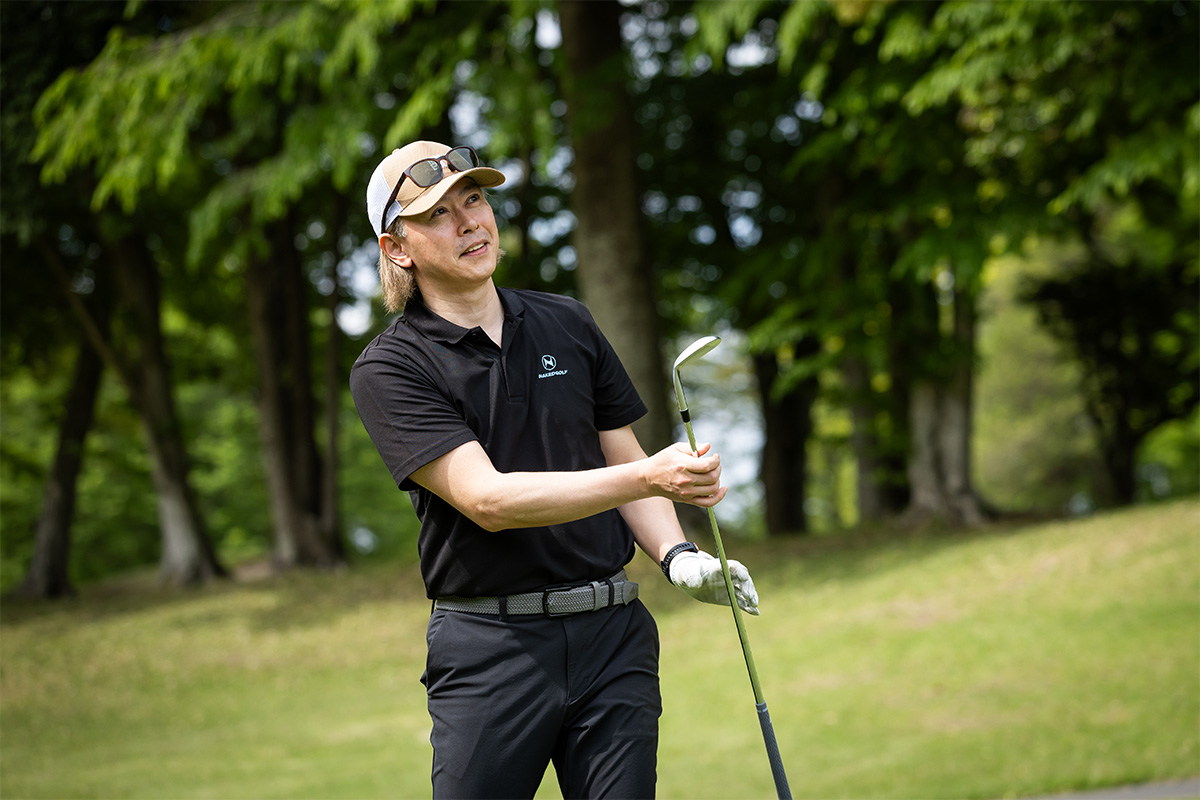 「FR-5」を試打する筆者（鶴原弘高）[写真：角田慎太郎]