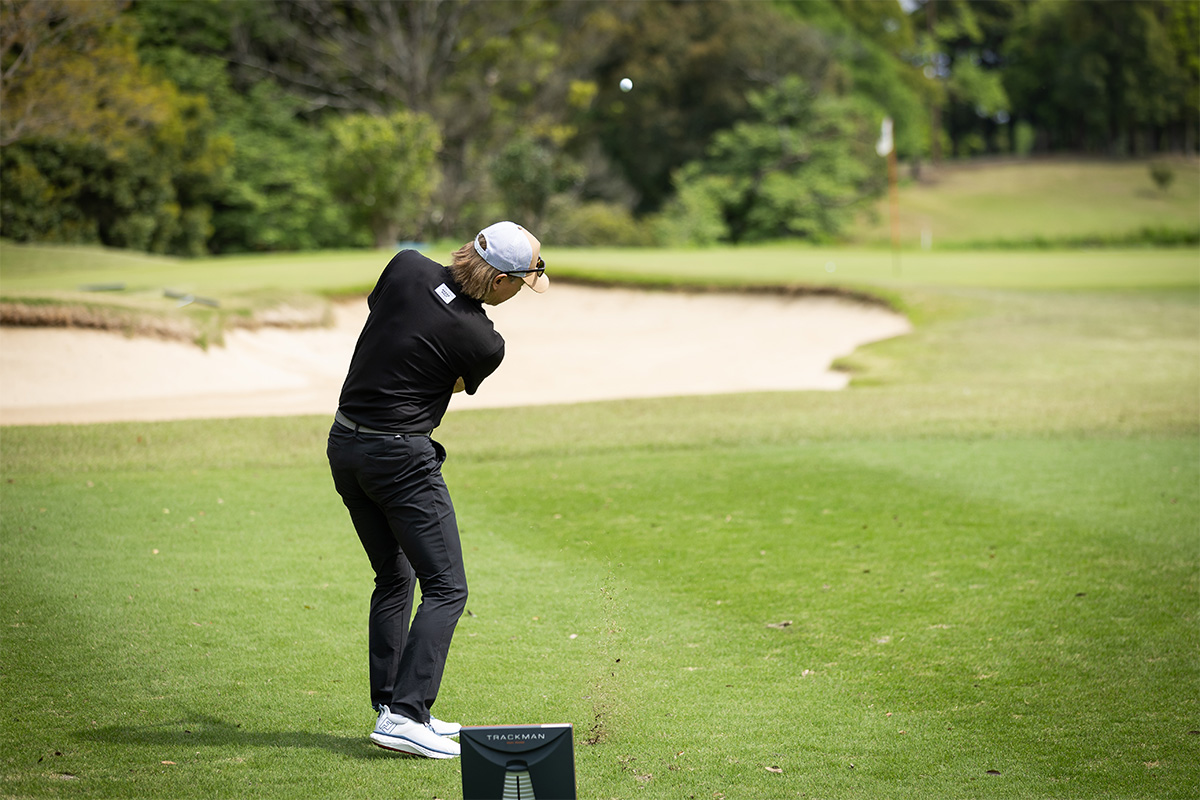 「FR-5」を試打する筆者（鶴原弘高）[写真：角田慎太郎]