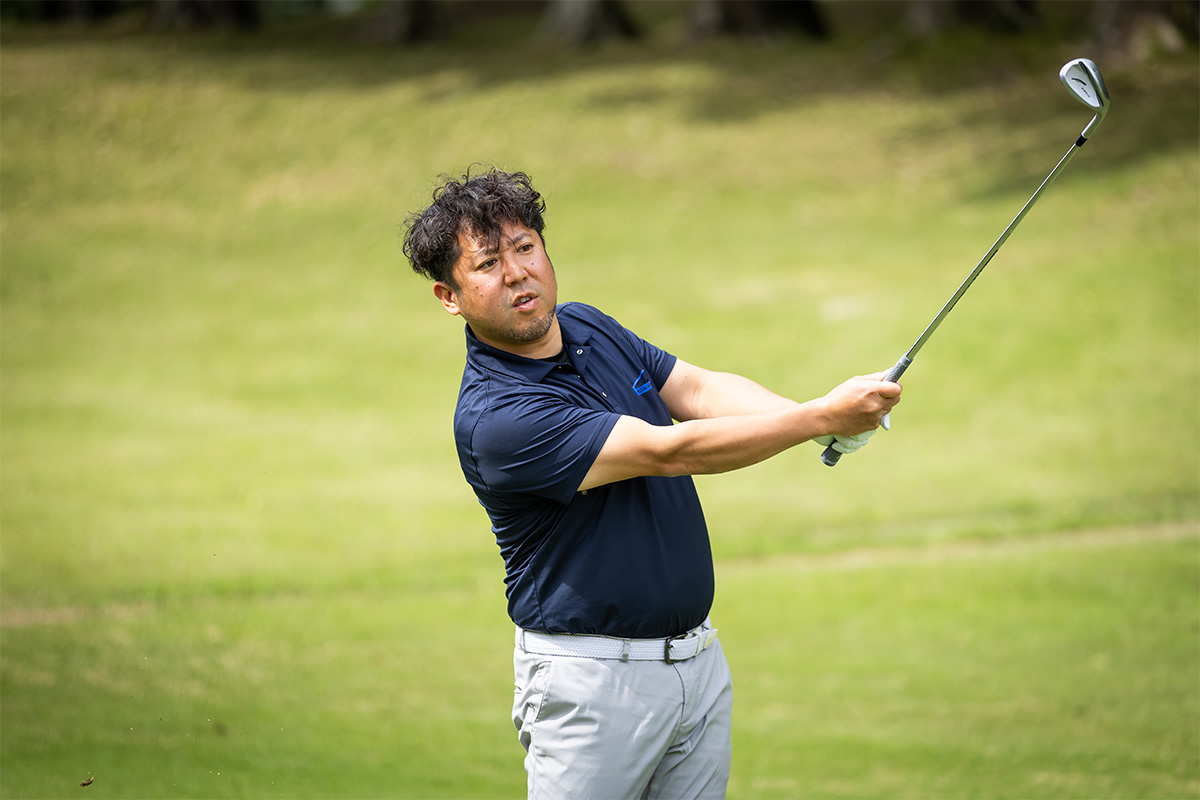 「FR-5」を試打する甲斐さん[写真：角田慎太郎]