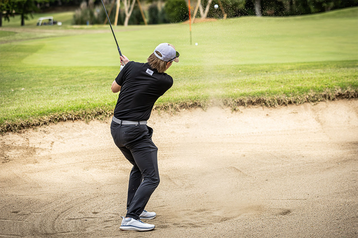 「FR-5」に採用されている「ユニバーサルソール」は、バンカーでも力を発揮する[写真：角田慎太郎]