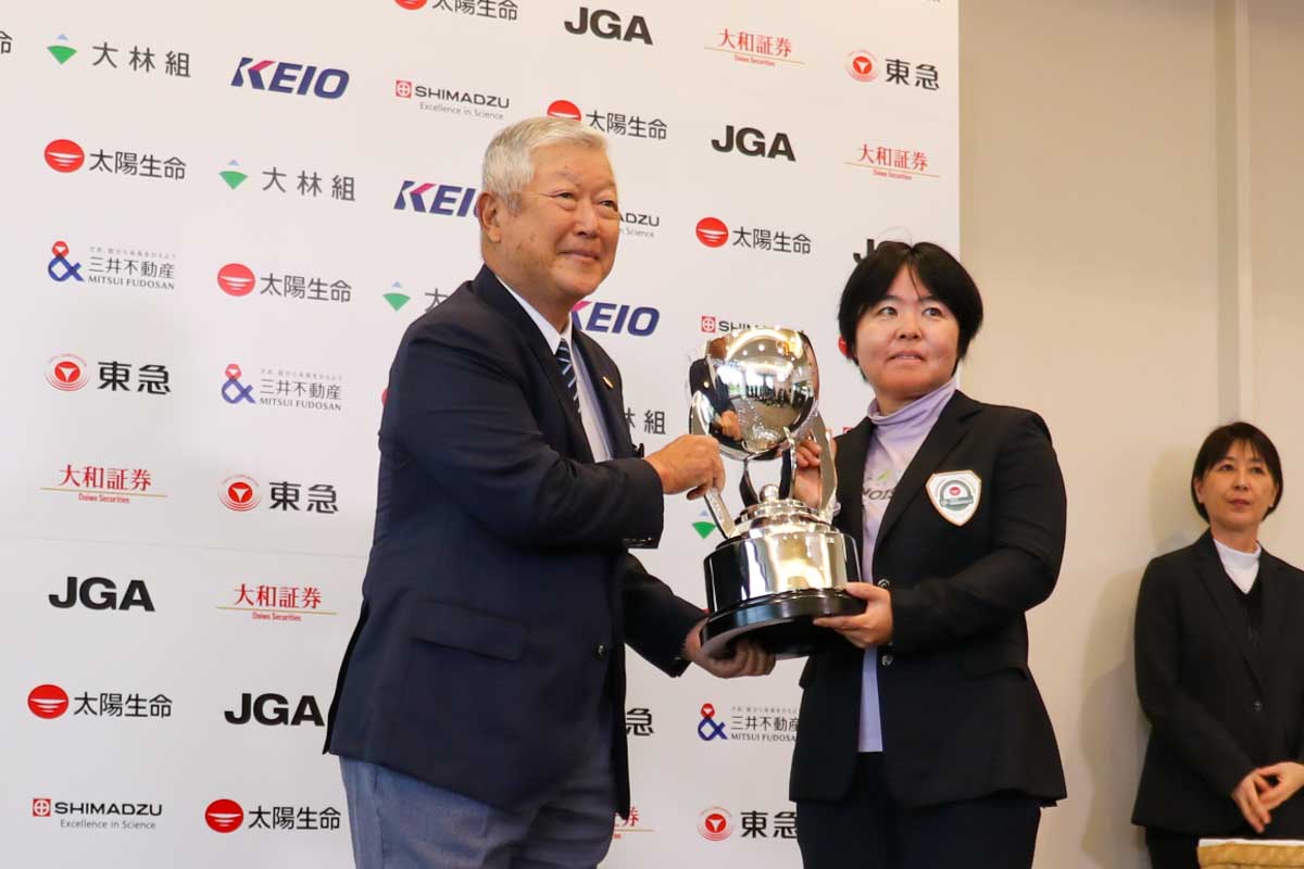 女子シニア初のナショナルオープンを制した不動裕理(左は池谷正成JGA会長) 写真:清流舎