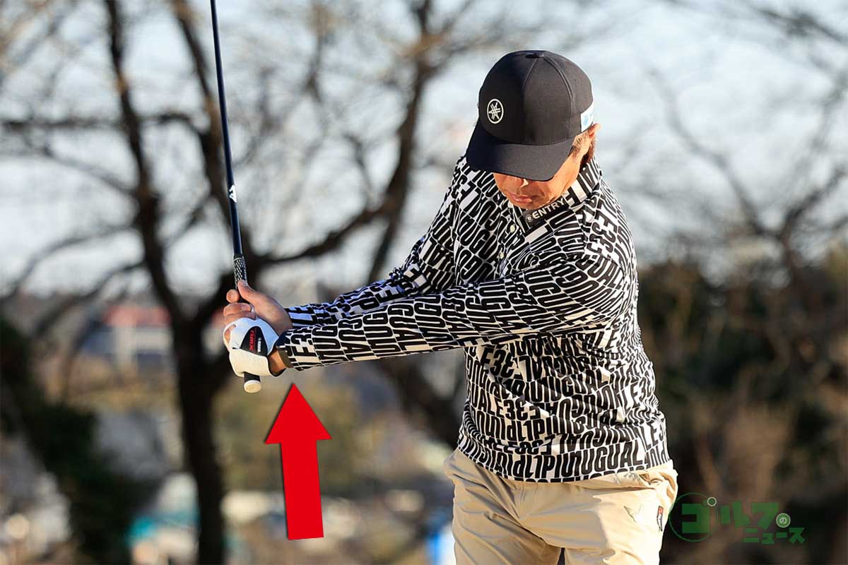 左足体重のまま手首のコックを積極的に使ってバックスイング 写真:小林司