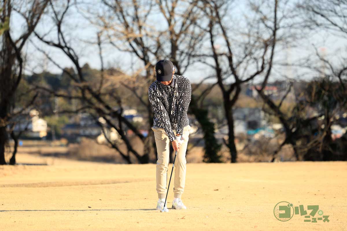 左足体重の構えでロフトが立つ状態を作り、そのまま手首主体でスイングすることで、ダフらずクリーンにインパクトし、低い球を打てる 写真:小林司