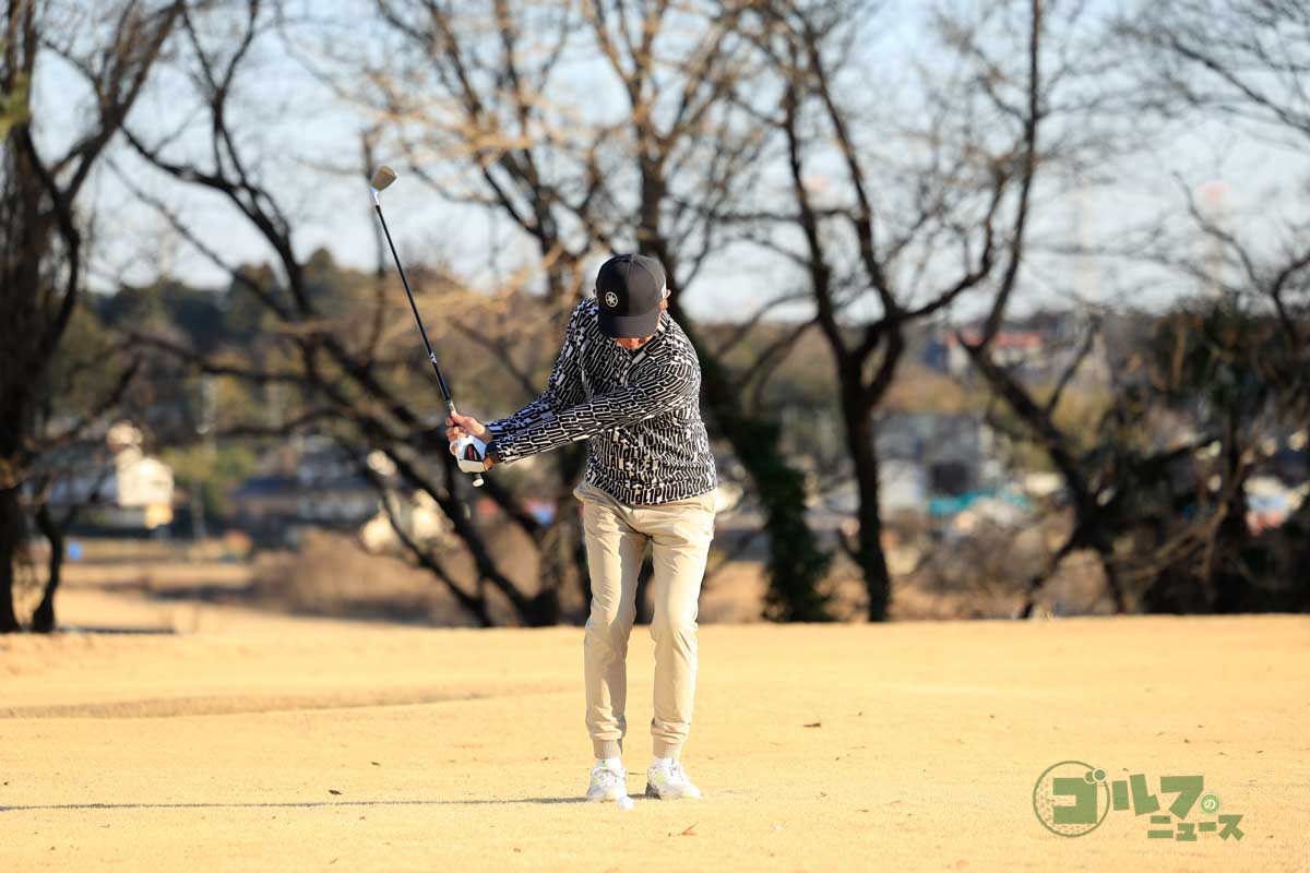 左足体重の構えでロフトが立つ状態を作り、そのまま手首主体でスイングすることで、ダフらずクリーンにインパクトし、低い球を打てる 写真:小林司