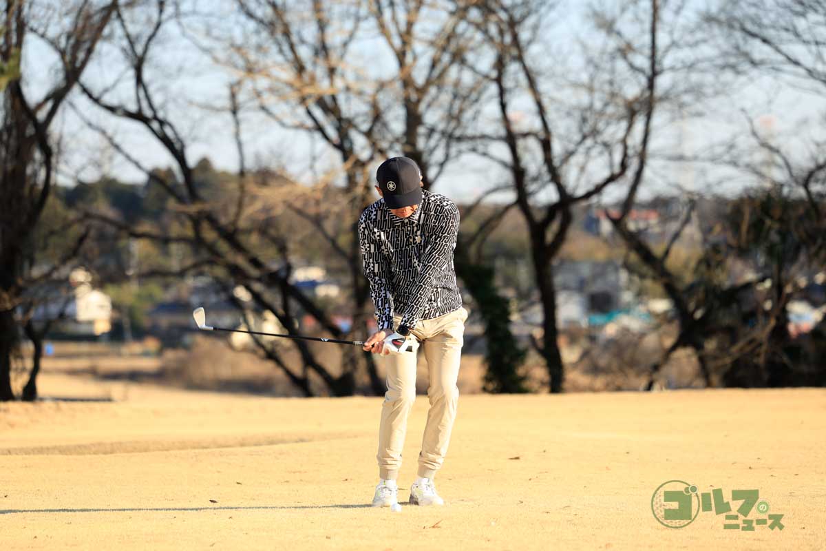 左足体重の構えでロフトが立つ状態を作り、そのまま手首主体でスイングすることで、ダフらずクリーンにインパクトし、低い球を打てる 写真:小林司