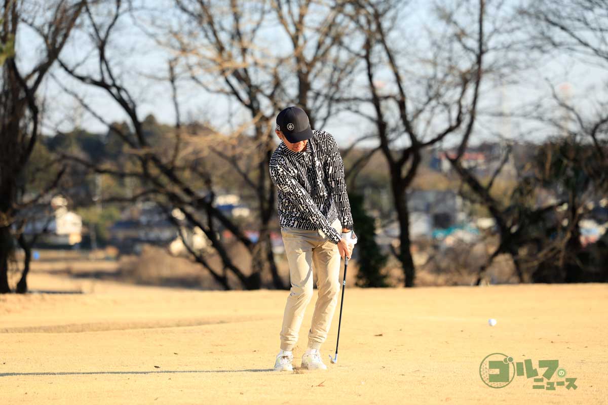 左足体重の構えでロフトが立つ状態を作り、そのまま手首主体でスイングすることで、ダフらずクリーンにインパクトし、低い球を打てる 写真:小林司