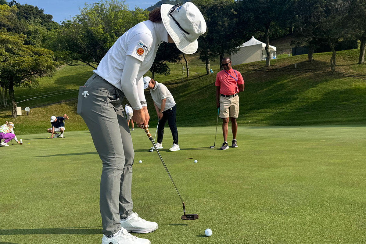 新「ジラフ」シリーズをテストする青木香奈子　写真：キャロウェイ提供