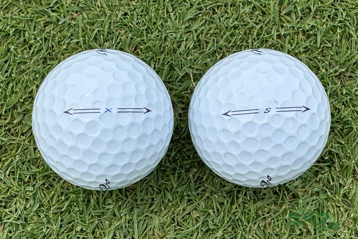 矢印と「S」「X」の文字だけというシンプルなボール側面