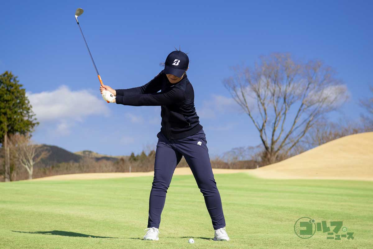 ハーフショットでも胸が目標の反対を向くように体を回してバックスイングを行う　写真:有原裕晶