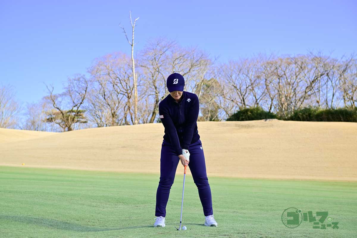 スリークオーターショットの連続写真。スイング中は両手と胸の距離を変えないこと。バックスイングとダウンスイングのスピードも変えない。人によって飛距離は変わるので、自分なりに振り幅を変えたときの飛距離を把握しておく　写真:有原裕晶