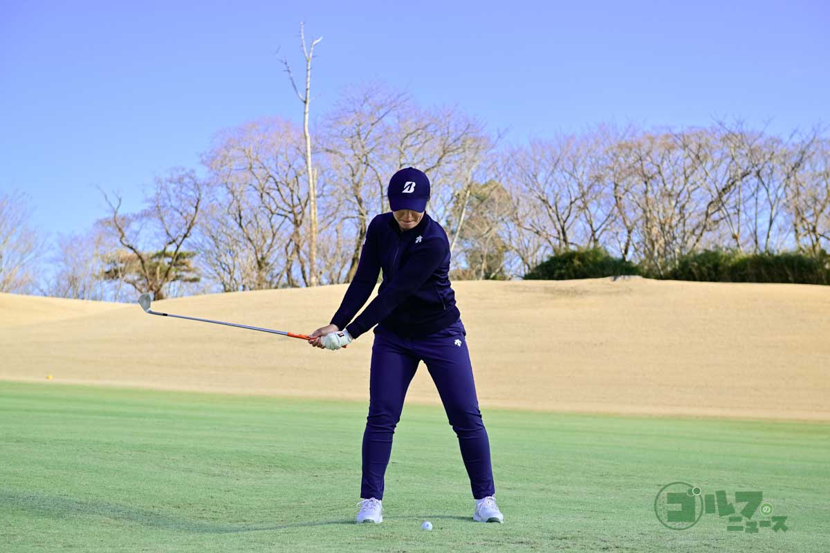 スリークオーターショットの連続写真。スイング中は両手と胸の距離を変えないこと。バックスイングとダウンスイングのスピードも変えない。人によって飛距離は変わるので、自分なりに振り幅を変えたときの飛距離を把握しておく　写真:有原裕晶