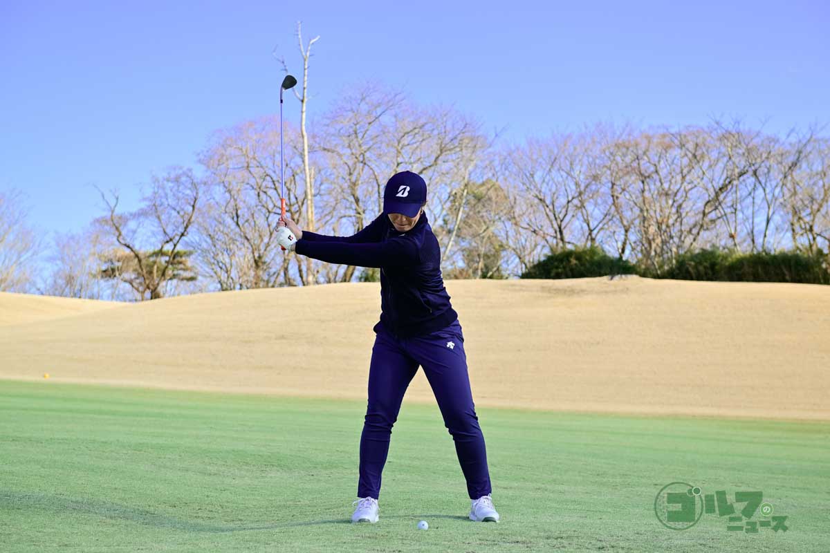 スリークオーターショットの連続写真。スイング中は両手と胸の距離を変えないこと。バックスイングとダウンスイングのスピードも変えない。人によって飛距離は変わるので、自分なりに振り幅を変えたときの飛距離を把握しておく　写真:有原裕晶