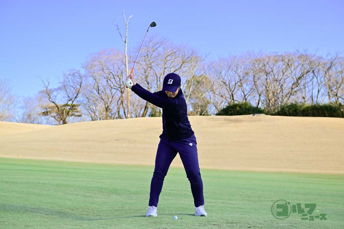 スリークオーターショットの連続写真。スイング中は両手と胸の距離を変えないこと。バックスイングとダウンスイングのスピードも変えない。人によって飛距離は変わるので、自分なりに振り幅を変えたときの飛距離を把握しておく　写真:有原裕晶