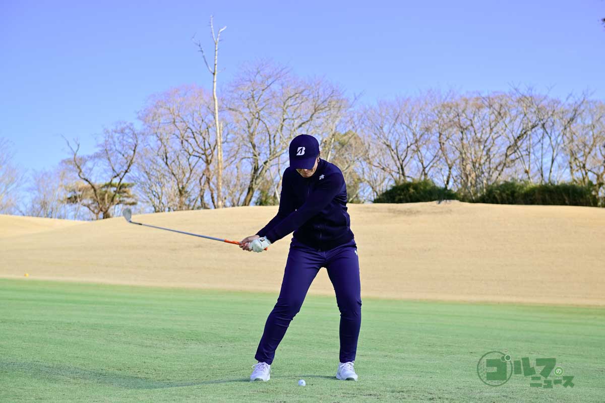 スリークオーターショットの連続写真。スイング中は両手と胸の距離を変えないこと。バックスイングとダウンスイングのスピードも変えない。人によって飛距離は変わるので、自分なりに振り幅を変えたときの飛距離を把握しておく　写真:有原裕晶