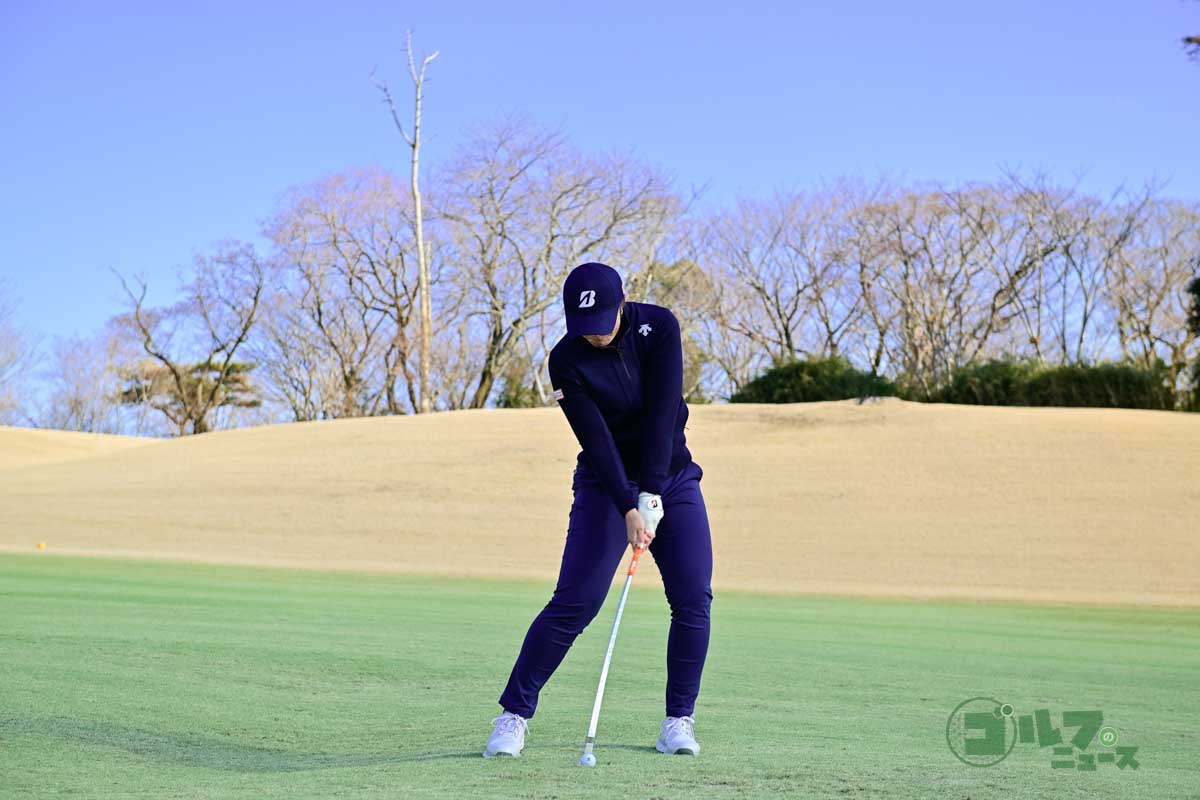 スリークオーターショットの連続写真。スイング中は両手と胸の距離を変えないこと。バックスイングとダウンスイングのスピードも変えない。人によって飛距離は変わるので、自分なりに振り幅を変えたときの飛距離を把握しておく　写真:有原裕晶