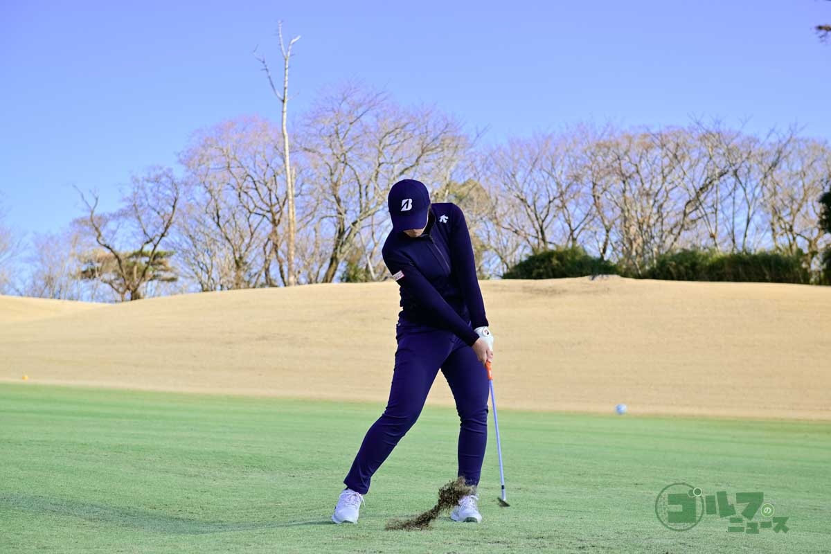 スリークオーターショットの連続写真。スイング中は両手と胸の距離を変えないこと。バックスイングとダウンスイングのスピードも変えない。人によって飛距離は変わるので、自分なりに振り幅を変えたときの飛距離を把握しておく　写真:有原裕晶