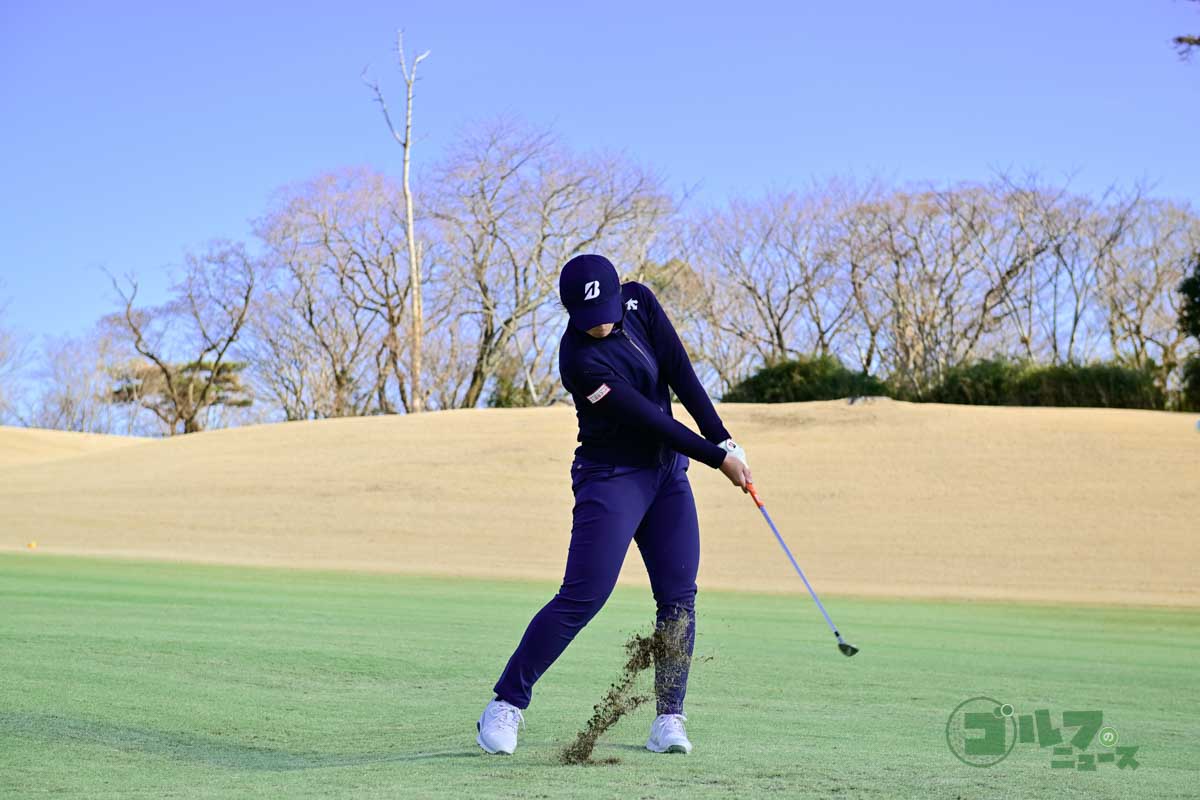 スリークオーターショットの連続写真。スイング中は両手と胸の距離を変えないこと。バックスイングとダウンスイングのスピードも変えない。人によって飛距離は変わるので、自分なりに振り幅を変えたときの飛距離を把握しておく　写真:有原裕晶