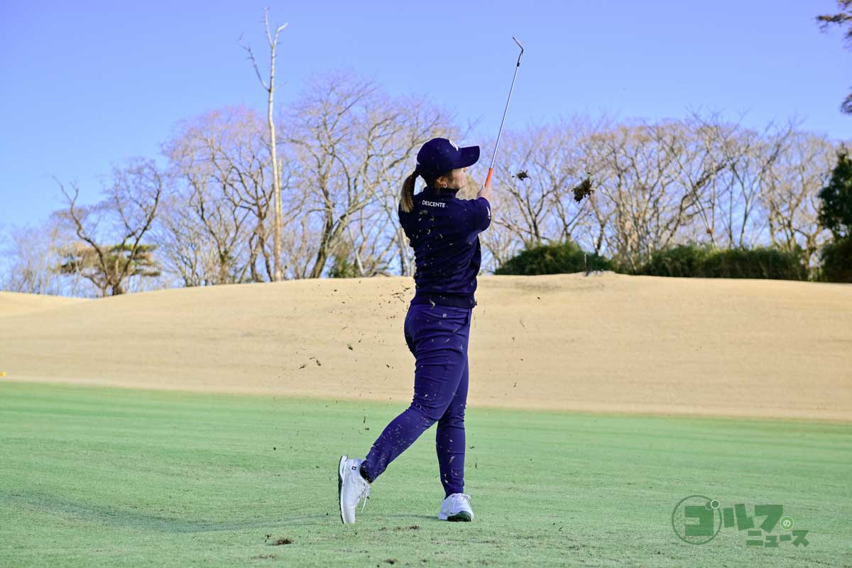 スリークオーターショットの連続写真。スイング中は両手と胸の距離を変えないこと。バックスイングとダウンスイングのスピードも変えない。人によって飛距離は変わるので、自分なりに振り幅を変えたときの飛距離を把握しておく　写真:有原裕晶