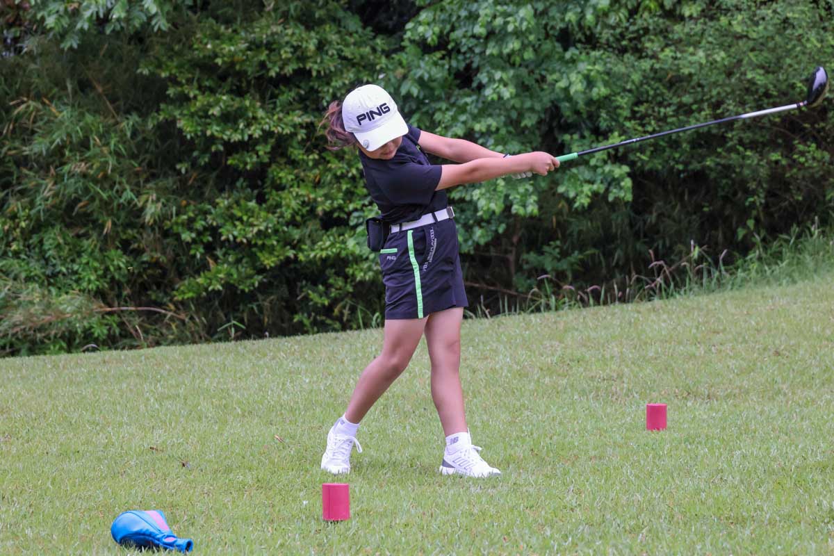 南愛美さん（9歳・小学4年生）のスイング　写真：大野良夫