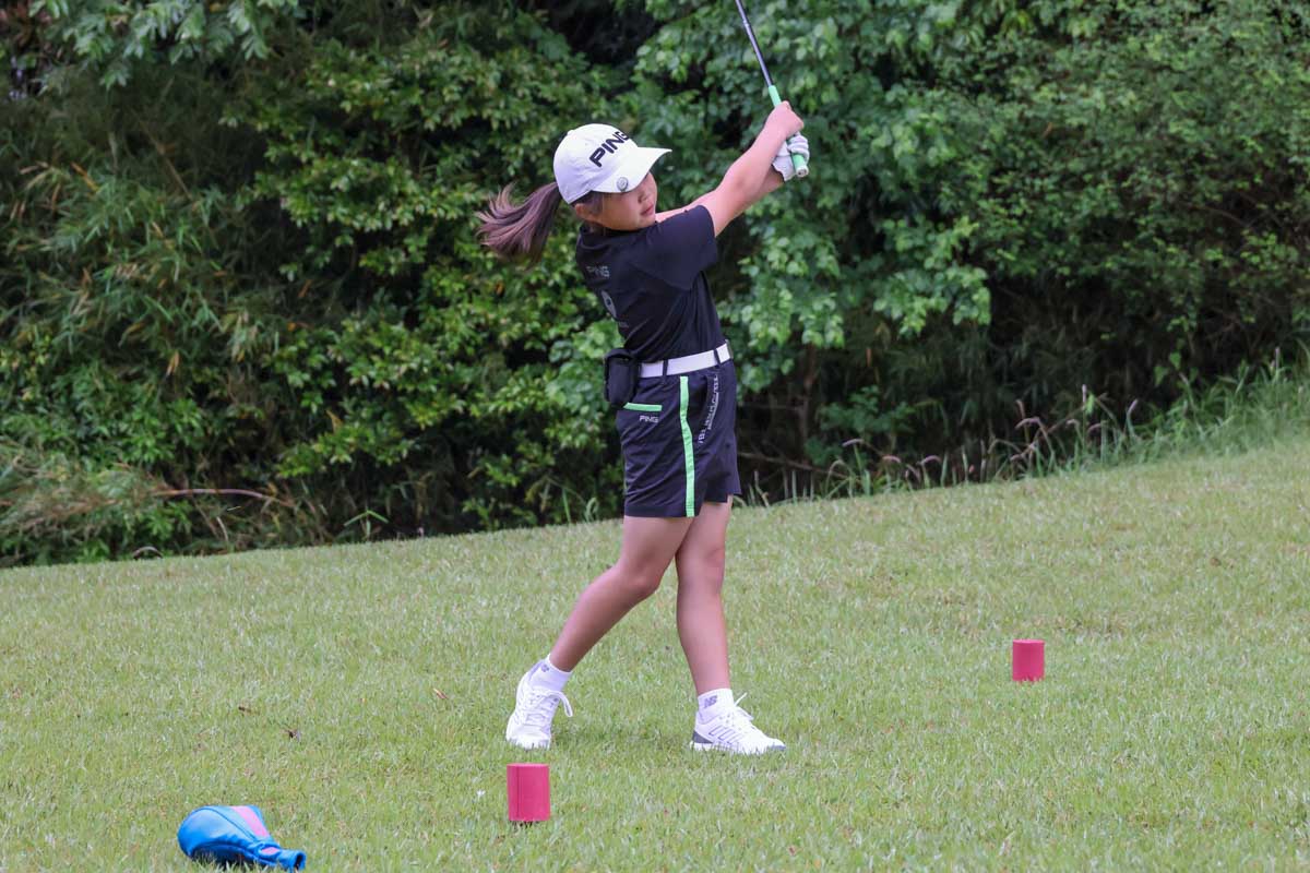 南愛美さん（9歳・小学4年生）のスイング　写真：大野良夫