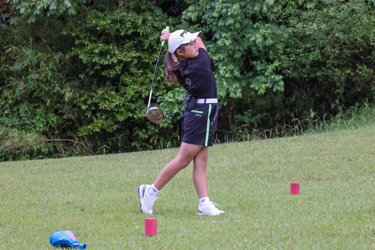 南愛美さん（9歳・小学4年生）のスイング　写真：大野良夫