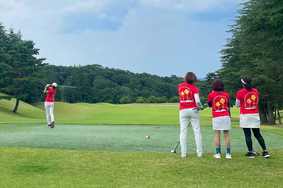 おそろいの赤いTシャツで参加した方々