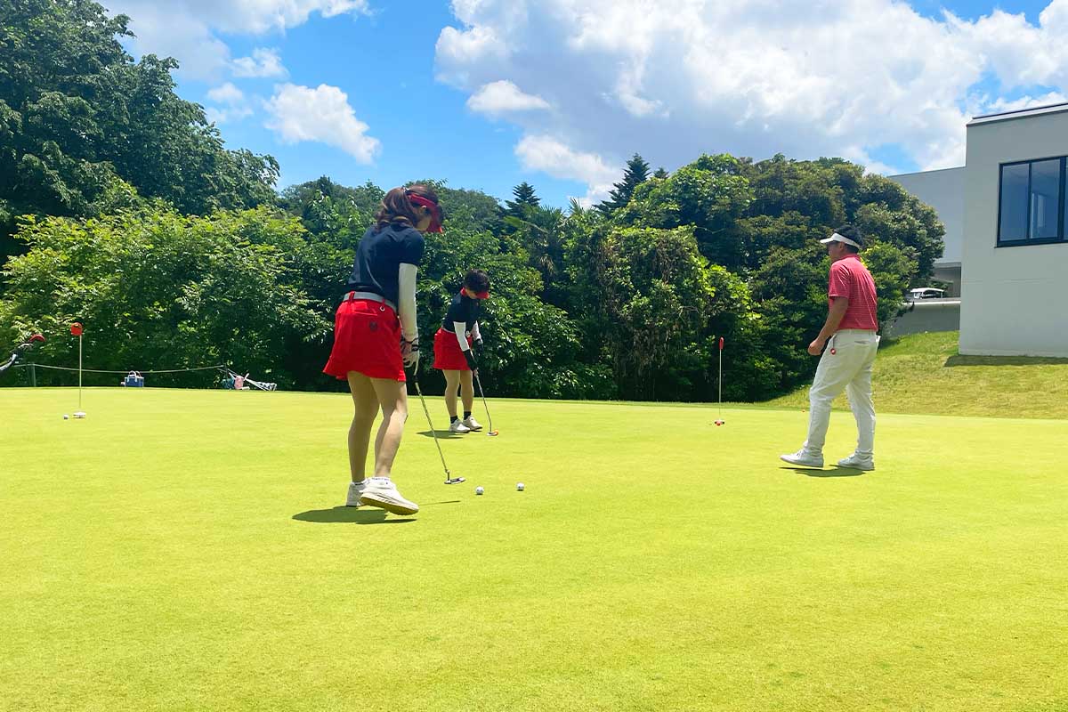 思い思いの赤いアイテムを身につけている参加者