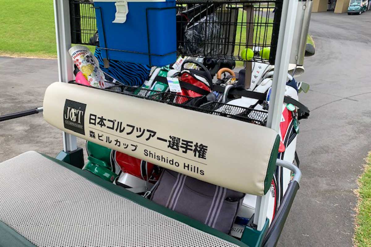 「日本ゴルフツアー選手権」の文字が目を引くカート　写真提供:加賀屋ゴルフ