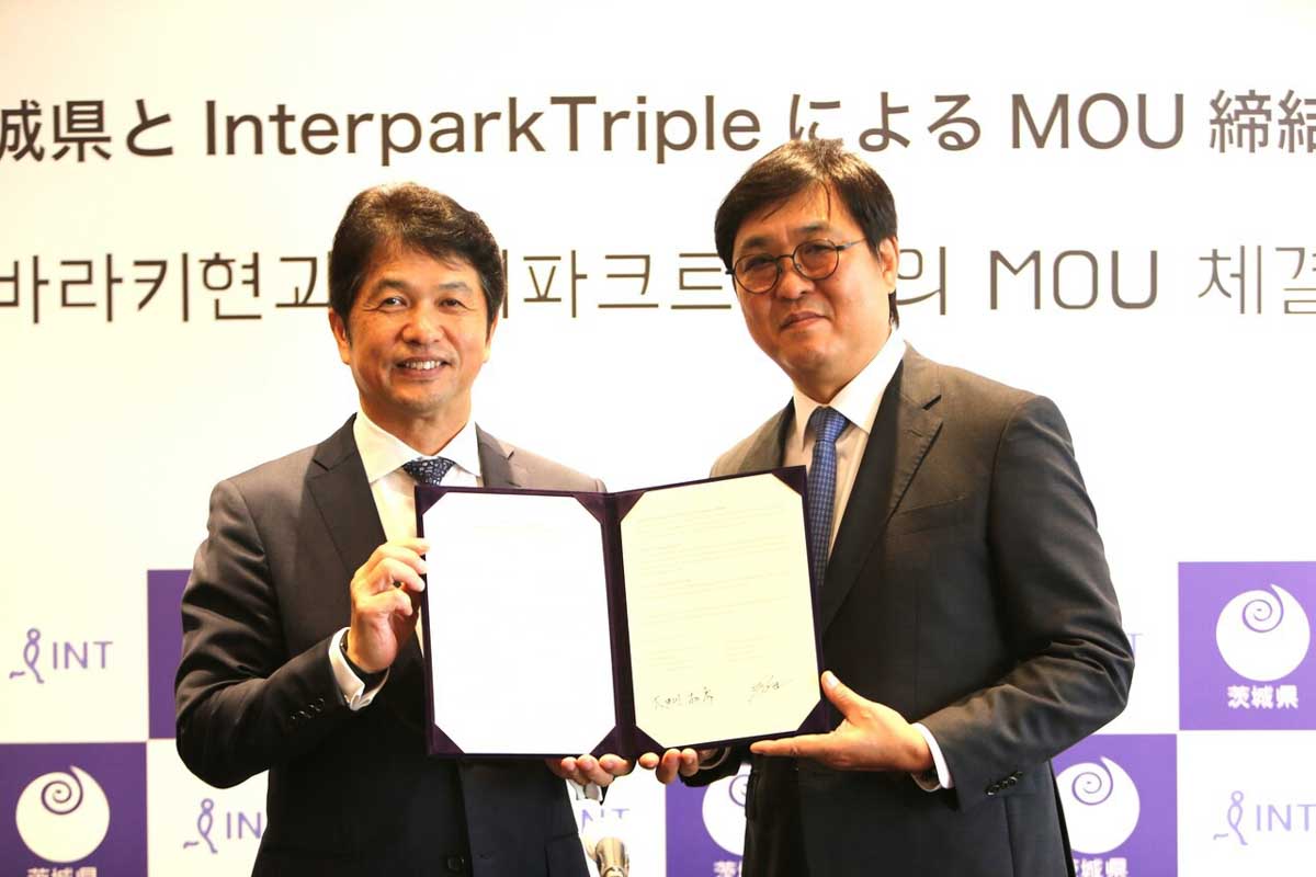 韓国でトラベル事業を展開するインターパークトリプルのチェ・フィヨンCEOと合意書を交わした大井川和彦茨城県知事（左）　写真：茨城県提供