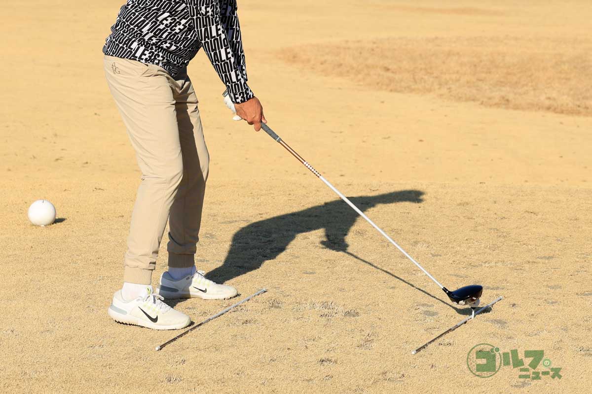 右を向いて引っかけを打つ感覚なら右へのミスは出ない　写真:小林司