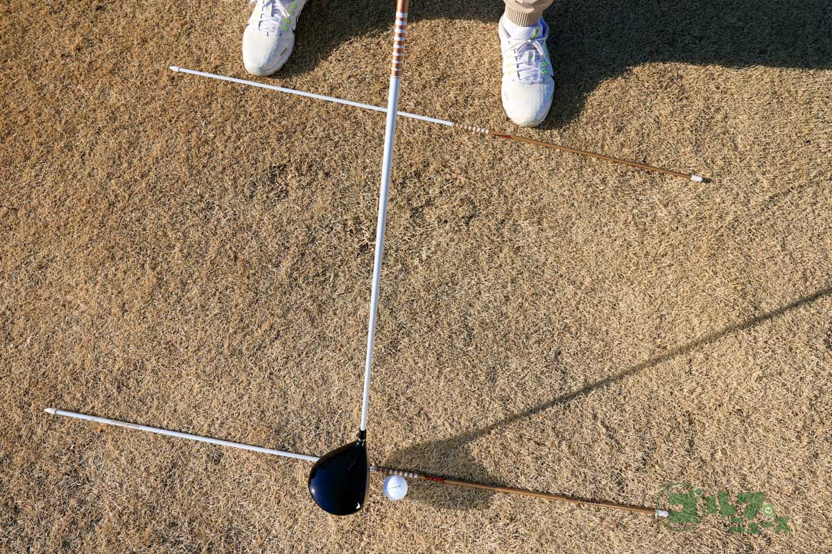 スタンスごと右を向いて構えてフェースをかぶせて構える　写真:小林司