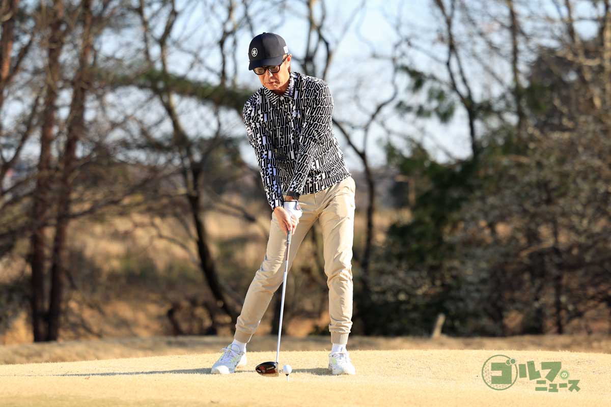 意図的な「引っかけ」ではヘッド先行でインパクトするくらいの感覚でOK　写真:小林司