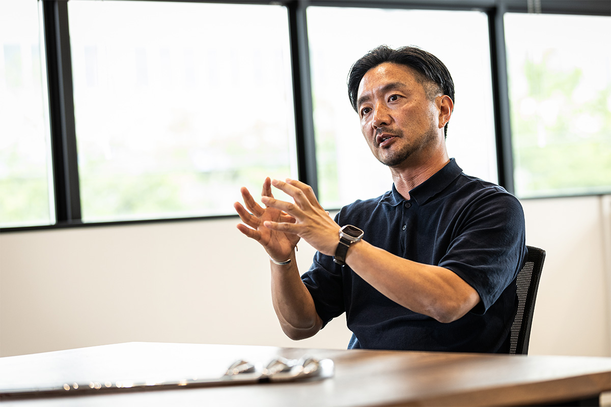 オシャレに正解はないと語る土井地氏。好きなゴルフウエアを好きな時に着ればよいということだ[写真：角田慎太郎]